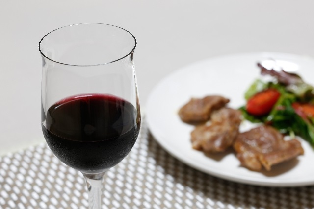 水の代わりにワインを飲む国