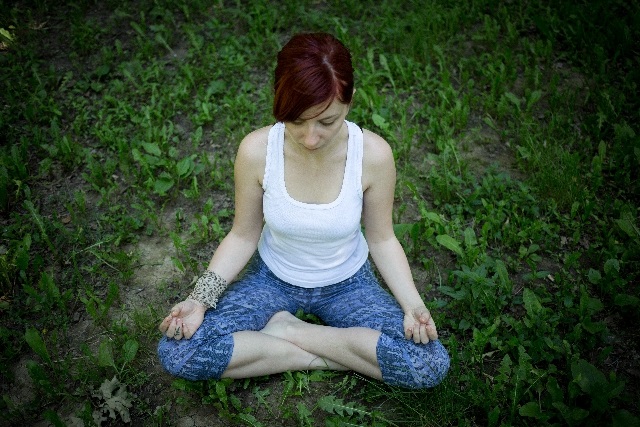 便秘解消は、ウォーキングやヨガ